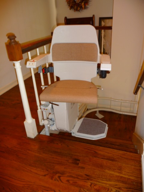 All the curving lifts we install have a top swivel seat as standard. This ensures complete safety when using the stair lift.